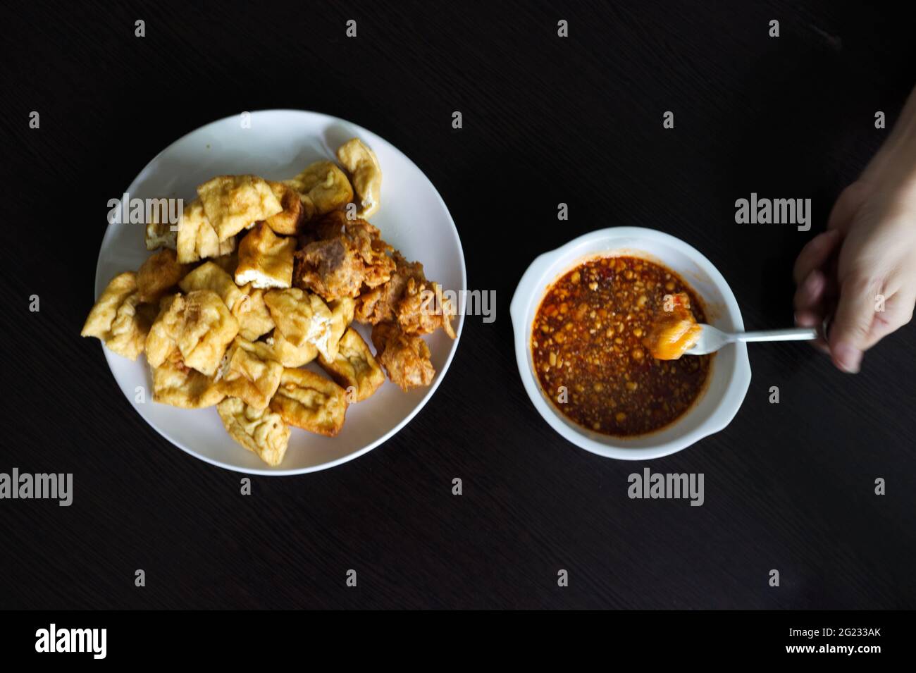 Gâteau de Taro frit végétarien (Zhu Jiao Quan) et tofu frit, servi avec une sauce au piment doux et sauce au piment doux Banque D'Images