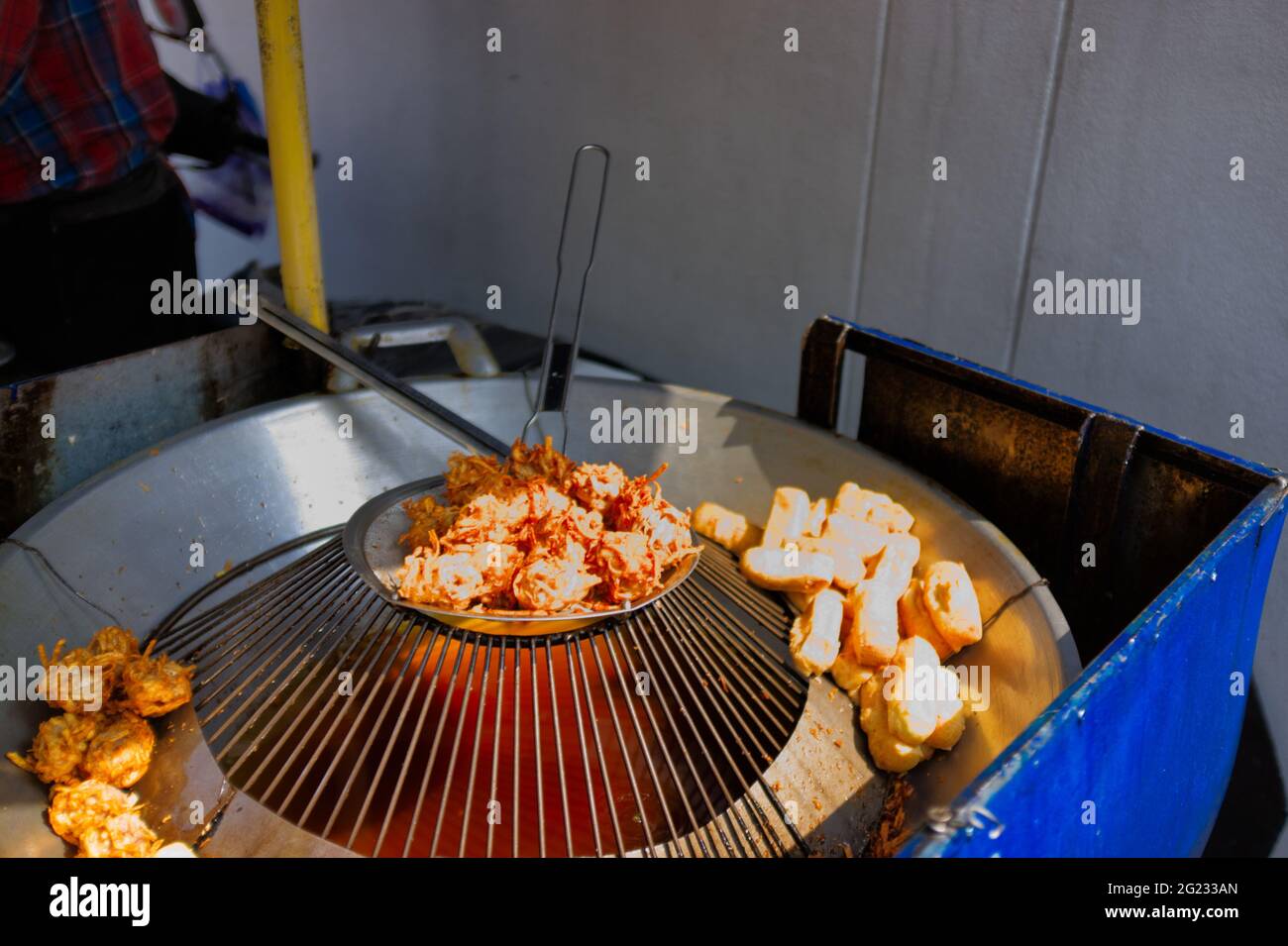 Gâteau de Taro frit végétarien (Zhu Jiao Quan) et tofu frit, CUISINE THAÏ de rue Banque D'Images