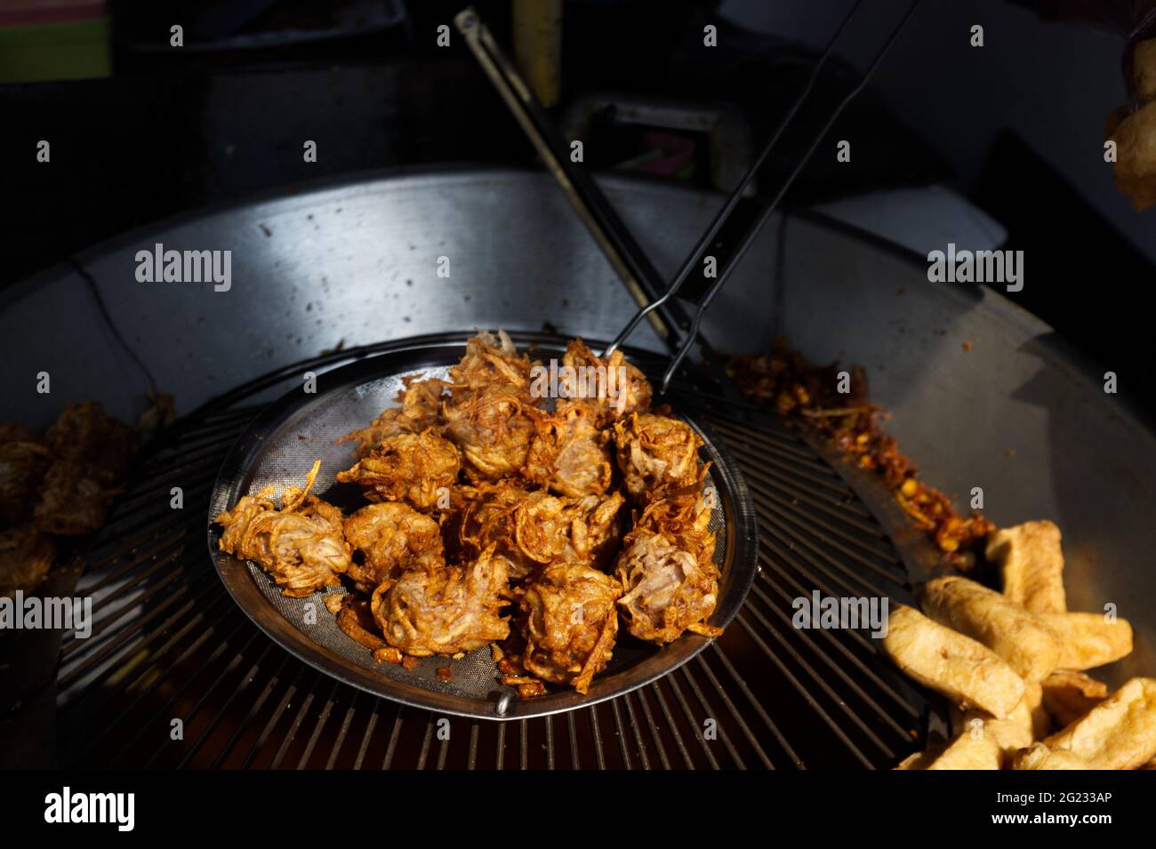 Gâteau de Taro frit végétarien (Zhu Jiao Quan) et tofu frit, CUISINE THAÏ de rue Banque D'Images