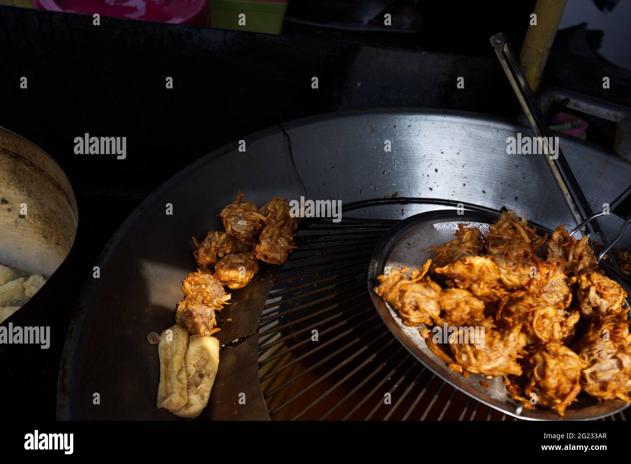 Gâteau de Taro frit végétarien (Zhu Jiao Quan) et tofu frit, CUISINE THAÏ de rue Banque D'Images