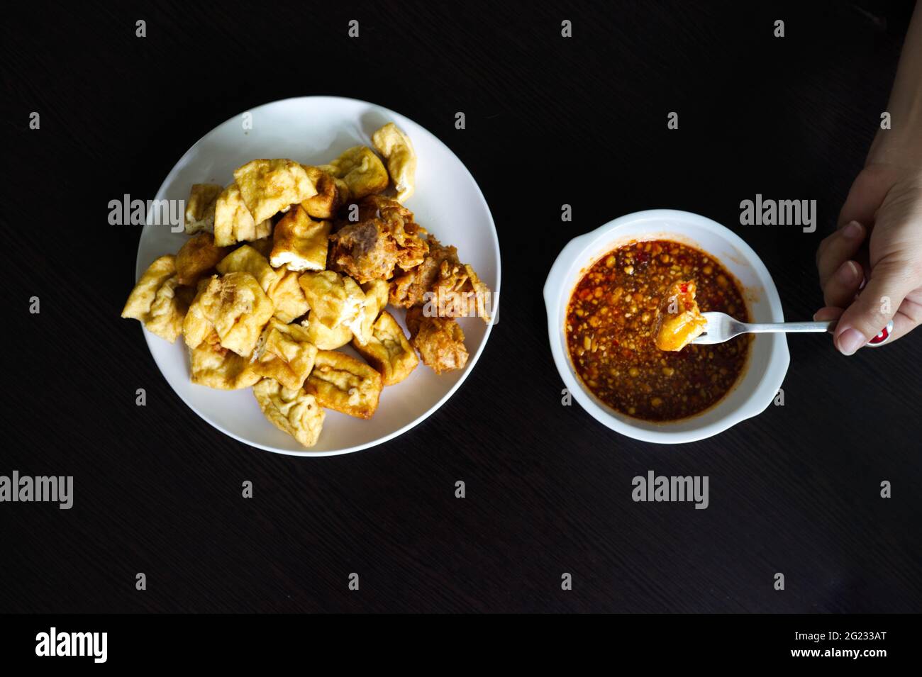 Gâteau de Taro frit végétarien (Zhu Jiao Quan) et tofu frit, servi avec une sauce au piment doux et sauce au piment doux Banque D'Images