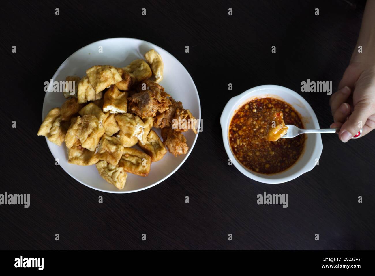 Gâteau de Taro frit végétarien (Zhu Jiao Quan) et tofu frit, servi avec une sauce au piment doux et sauce au piment doux Banque D'Images