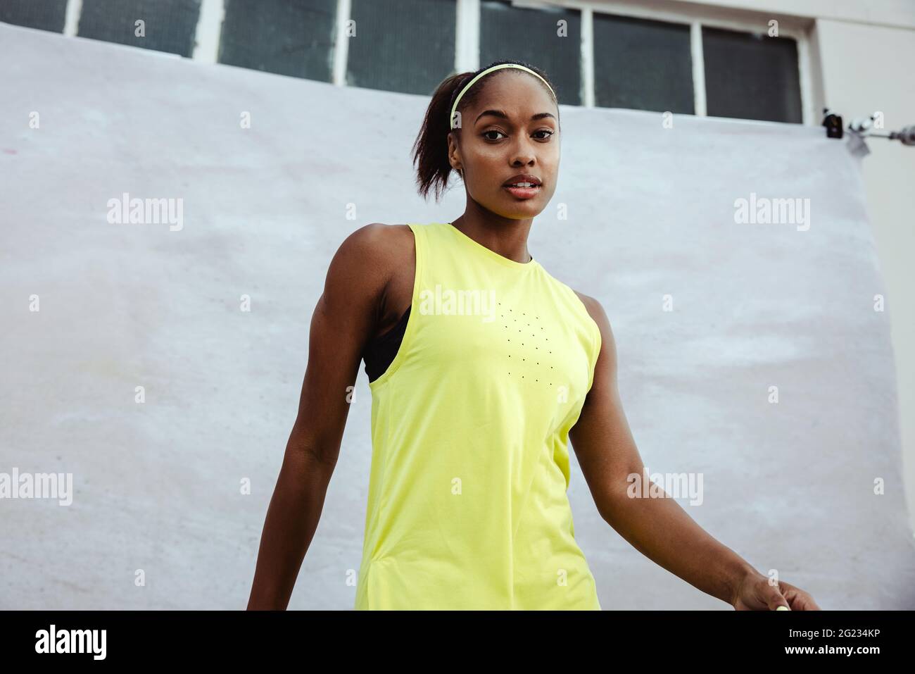 Femme africaine en vêtements de fitness. Femme africaine athlète debout à l'extérieur sur le toit. Banque D'Images