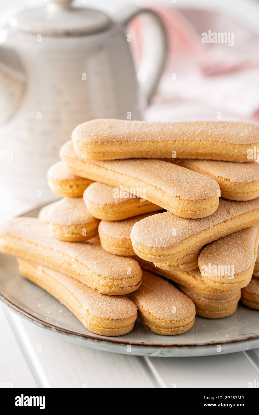 Biscuit Italien Savoiardi Biscuits Sucrés Biscuits éponge Tiramisu Isolé  Sur Fond Blanc