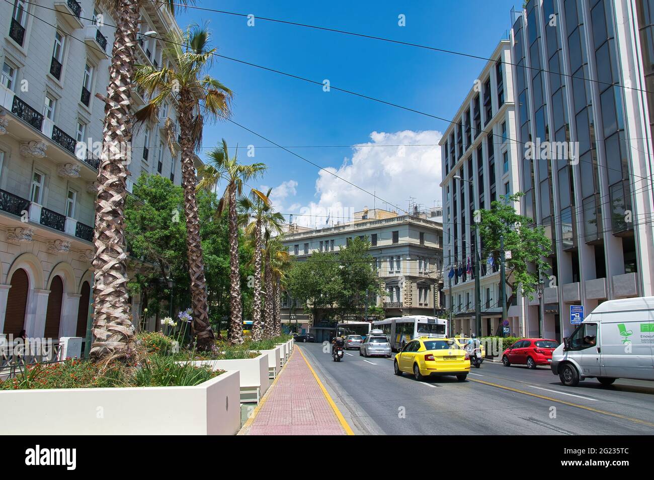 ATHÈNES, GRÈCE - 29 mai 2021 : l'hôtel historique de Grande Bretagne sur la place Syntagma à Athènes, le matin ensoleillé. Athènes, Grèce. 5-12-2021 Banque D'Images