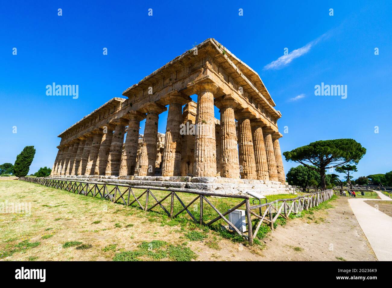 Le temple grec de style dorique de Neptune - zone archéologique de ​​Paestum - Salerne, Italie Banque D'Images