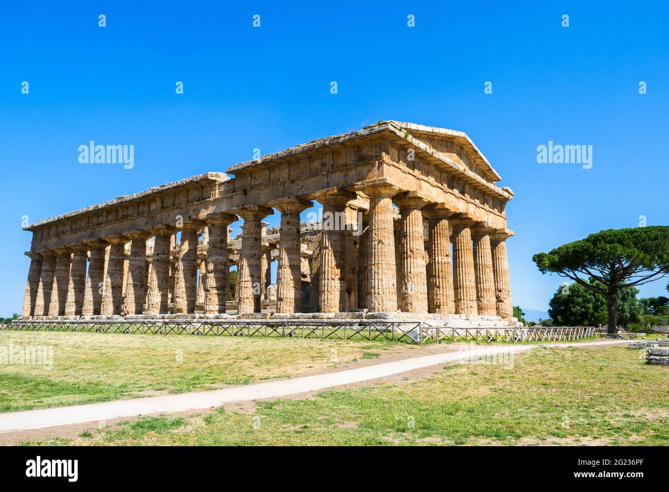 Le temple grec de style dorique de Neptune - zone archéologique de ​​Paestum - Salerne, Italie Banque D'Images