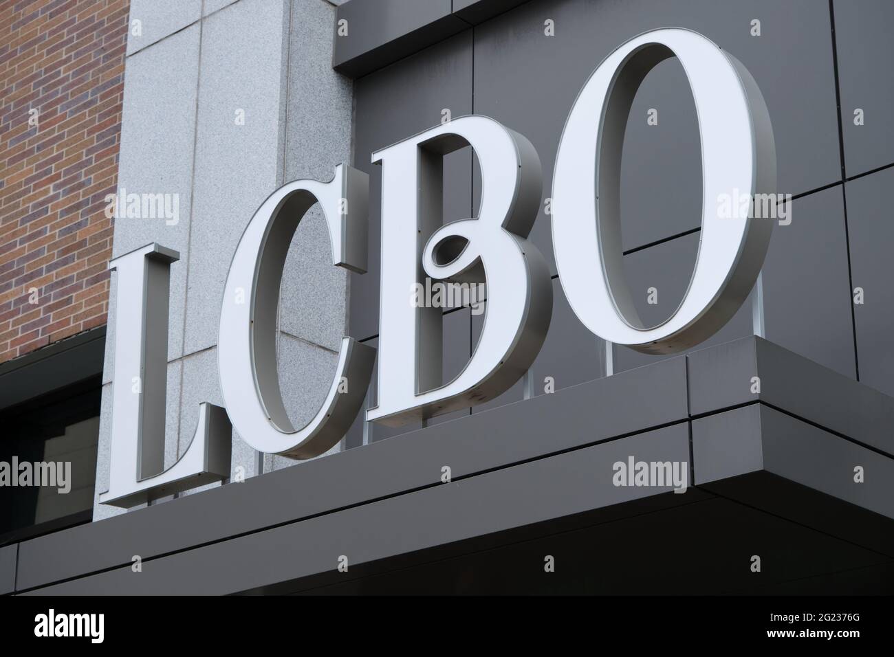 LCBO, magasins de spiritueux sous contrôle de l'Ontario, signe à l'entrée du magasin. Ottawa, Canada. Juin 2021 Banque D'Images