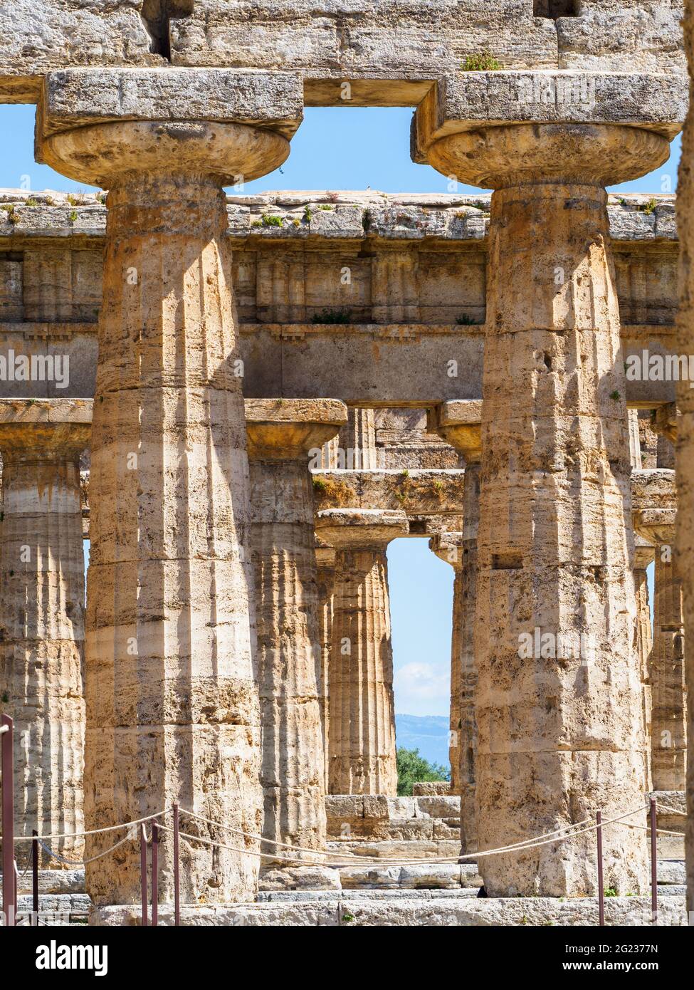Détail du temple grec de style dorique de Hera (temple archaïque) - zone archéologique de ​​Paestum - Salerne, Italie Banque D'Images