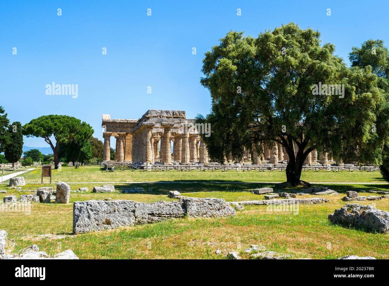 Les temples grecs de style dorique de Hera (temple archaïque) et népalais - zone archéologique de ​​Paestum - Salerne, Italie Banque D'Images