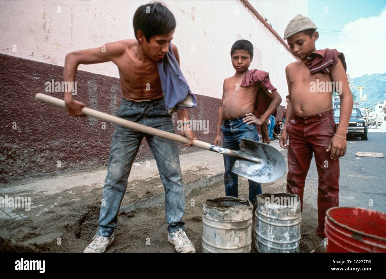 Deux jeunes garçons travaillant sur un chantier de construction à San Pedro Sula, Homduras, Amérique centrale Banque D'Images