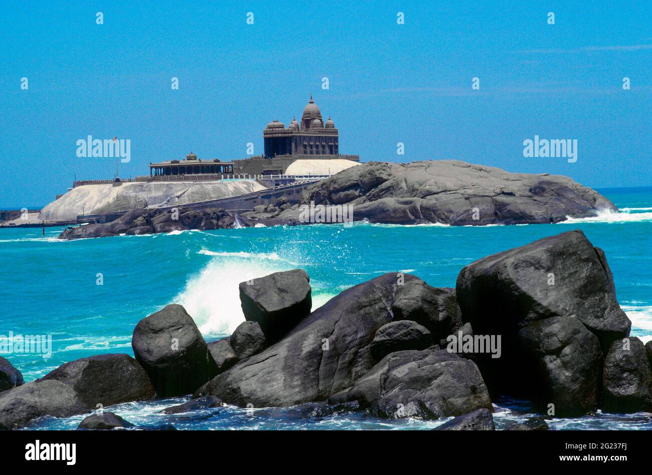 Temple Bagavathi Amman sur une île rocheuse de la mer de Laccadive, la partie la plus méridionale du sous-continent indien. Kanyakumari, Tamil Nadu, Inde du Sud Banque D'Images