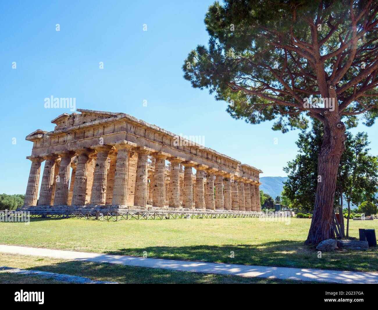 Le temple grec de style dorique de Neptune - zone archéologique de ​​Paestum - Salerne, Italie Banque D'Images