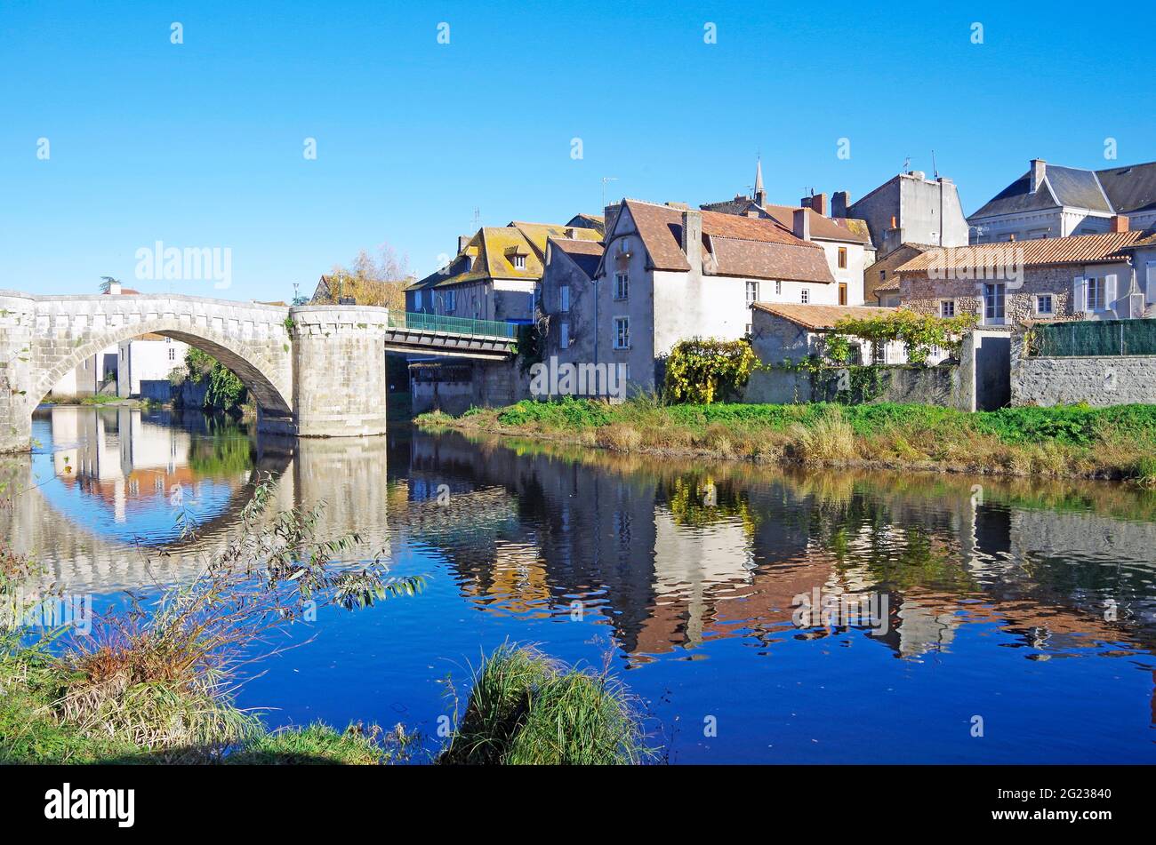 Pont médiéval en pierre sur la rivière Gartempe au milieu de la ville de Montmorillon, France Banque D'Images