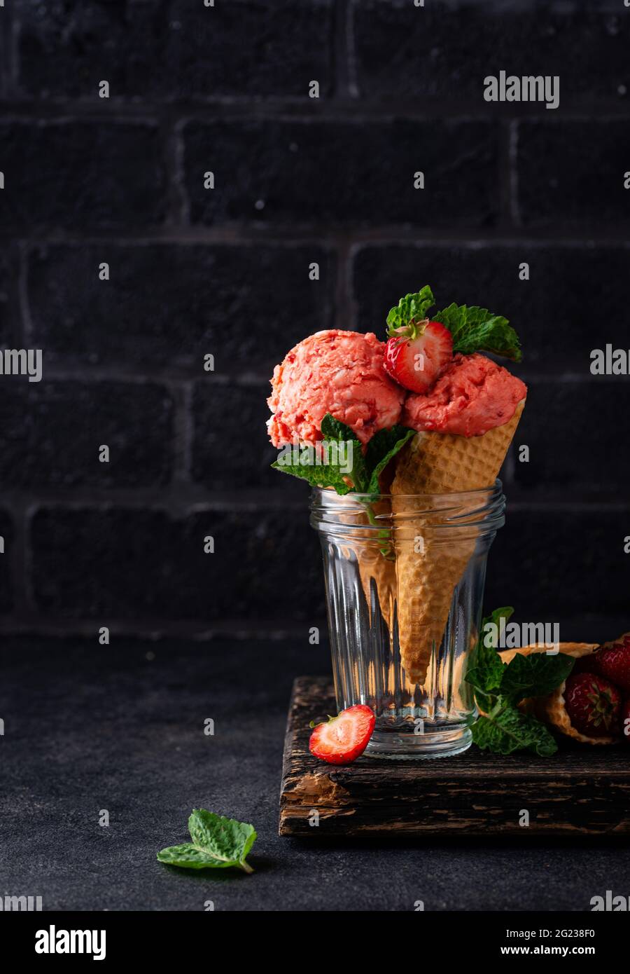 Glace à la fraise au cône gaufré Banque D'Images