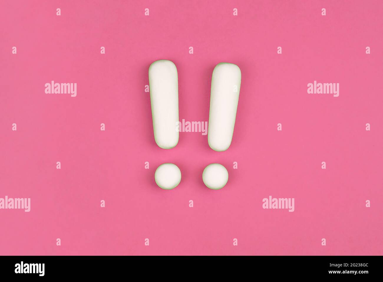 Deux points d'exclamation blancs sur fond rose. Pose à plat, panneau d'avertissement, attention, concept d'alerte. Banque D'Images