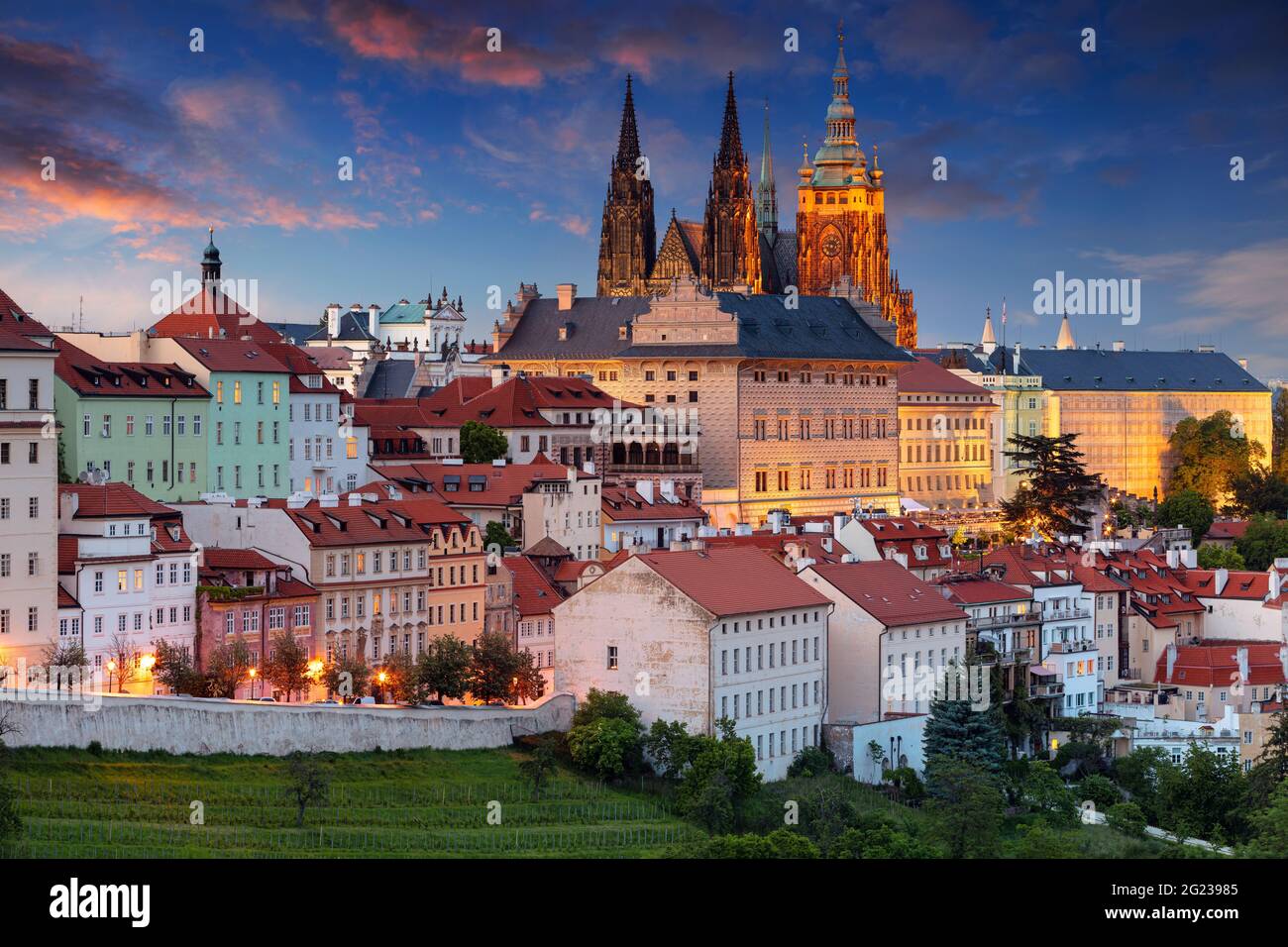 Prague. Image du paysage urbain aérien de Prague, capitale de la République tchèque, avec la cathédrale Saint-Vitus à l'heure bleue du crépuscule. Banque D'Images