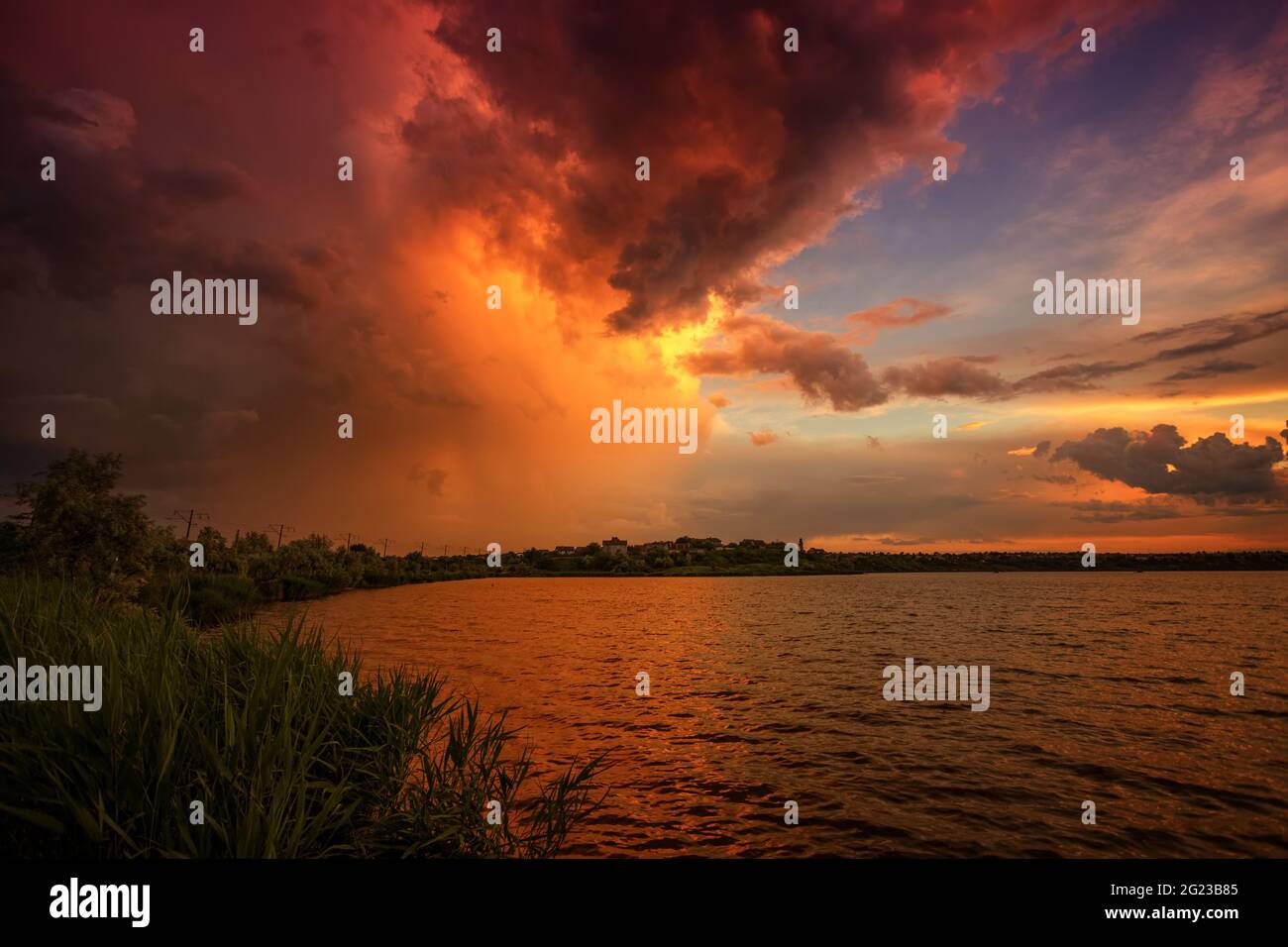 Magnifique paysage avec coucher de soleil, lever du soleil sur le lac Banque D'Images