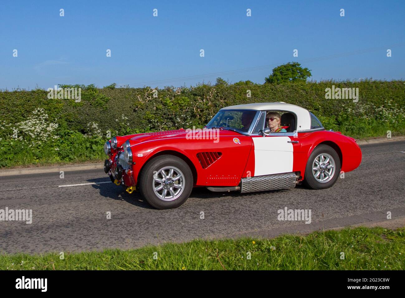 1966, 60s rouge blanc Austin Healey 2912cc essence, en route pour le spectacle de voiture classique Capesthorne Hall, Cheshire, Royaume-Uni Banque D'Images