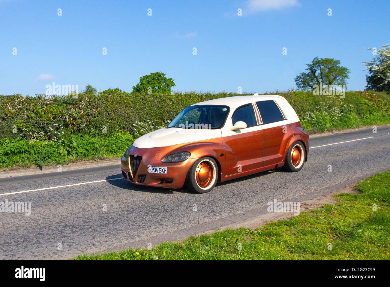 2004 American Chrysler Pt Cruiser Limited CRD Cream, 2148cc USA Hatchback en route vers le spectacle de voitures classiques Capesthorne Hall, Cheshire, Royaume-Uni Banque D'Images
