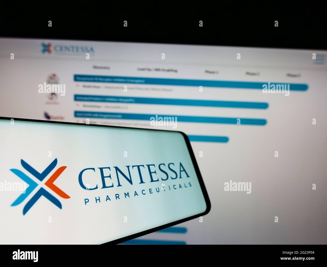 Téléphone mobile avec logo de la société Centessa Pharmaceuticals PLC à l'écran en face de la page web d'affaires. Mise au point au centre-gauche de l'écran du téléphone. Banque D'Images