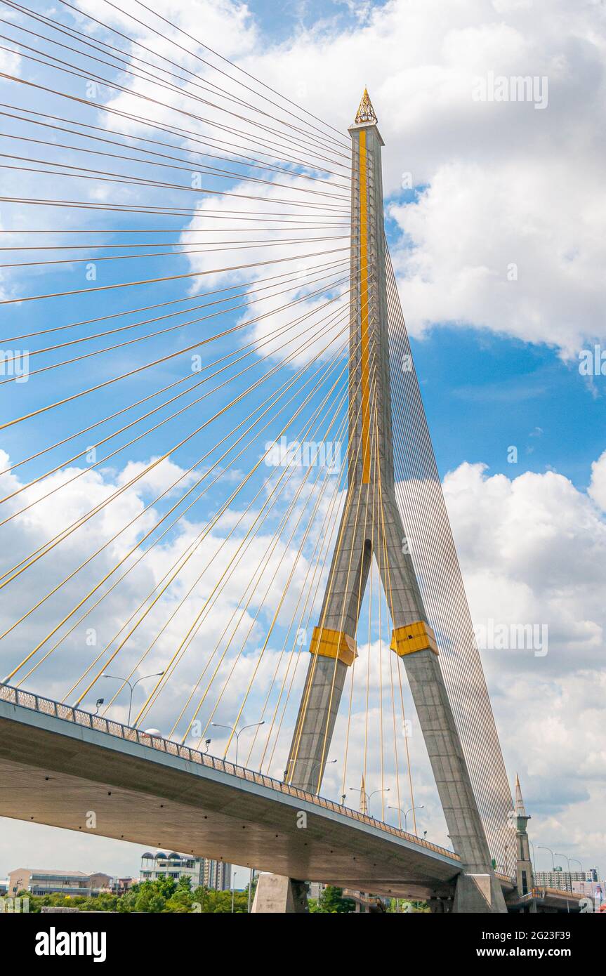 Le pont Rama VIII au-dessus de la rivière Chao Phraya à Bangkok en Thaïlande en Asie du Sud-est. Banque D'Images