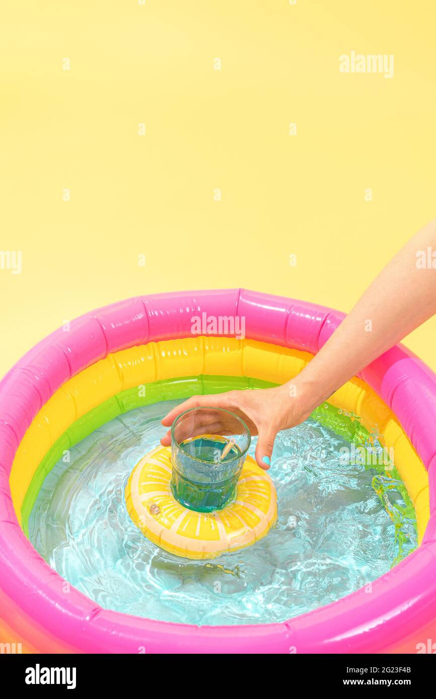 Personne Inconnue Prenant Un Cocktail Gonflable En Forme De Citron Dans Une Image Verticale De Piscine Pour Enfants Photo Stock Alamy