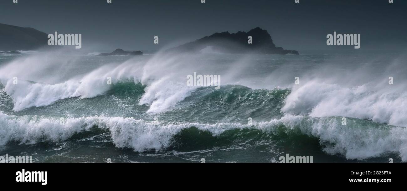 Une image panoramique des vagues sauvages qui se brisent et de la mer bâclée Autour de l'île Goose au large de la pointe de Pentire point East À Fistral Bay, à Newquay, à Cornw Banque D'Images