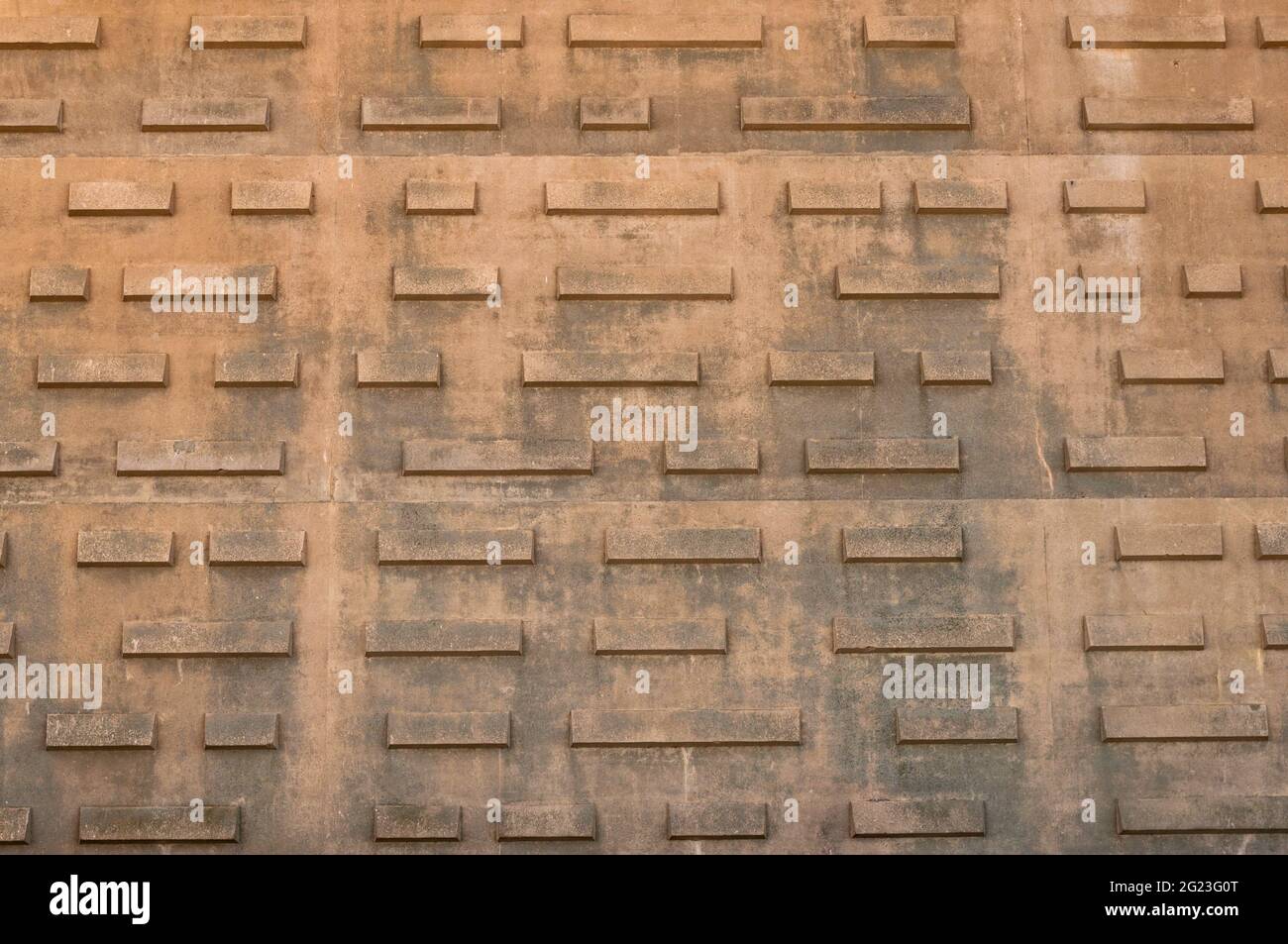 Fond en béton texturé lourd, beige, sale avec des blocs rectangulaires horizontaux. Banque D'Images