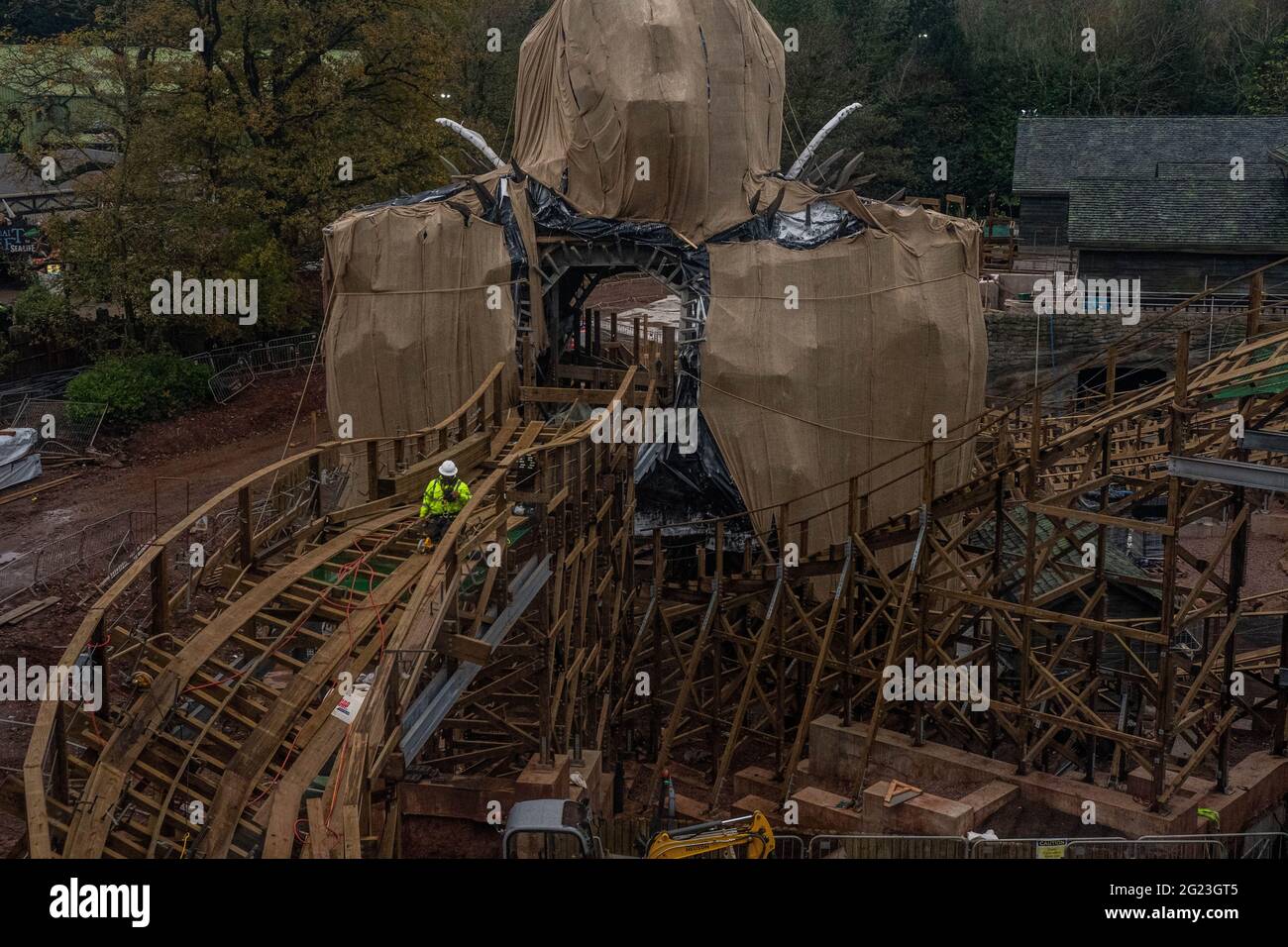 Le Wickerman osier Man Rollercoaster pendant la construction au parc à thème Alton Towers Banque D'Images