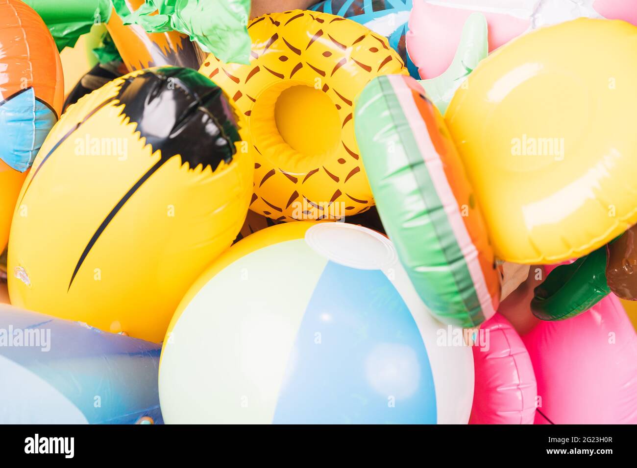 beaucoup de piscines inflatables de différentes formes et couleurs. Illustration 3D Banque D'Images