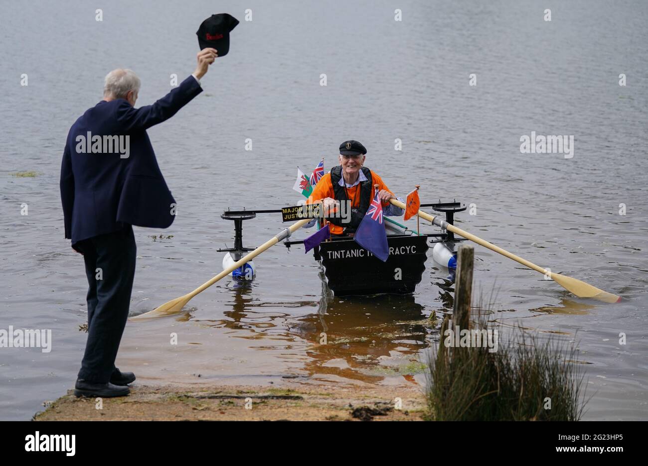 Lord Montagu (à gauche) déchaîne Michael Stanley, connu sous le nom de « Major Mick », tandis qu'il part le long de la rivière Beaulieu dans le Hampshire dans son bateau fait maison « Tintanic II » pour recueillir de l'argent pour Alzheimer's Research UK. Le major de l'Armée de terre, âgé de 80 ans, prévoit de parcourir 100 miles sur des rivières, des canaux et des eaux libres au Royaume-Uni. Date de la photo: Mardi 8 juin 2021. Banque D'Images