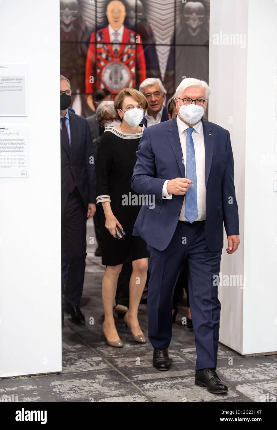 Berlin, Allemagne. 08 juin 2021. Le président fédéral Frank-Walter Steinmeier et son épouse Elke Büdenbender seront guidés à travers l'exposition « diversité unie » à l'occasion de l'ouverture. L'exposition vise à montrer le visage artistique de l'Europe. De 09.06.2021 à 19.09.2021, les œuvres d'environ 90 artistes de 34 pays européens peuvent être vues dans l'exposition de la Fondation pour l'Art et la Culture à Hangar 2 à l'ancien aéroport de Tempelhof. Credit: Bernd von Jutrczenka/dpa/Alamy Live News Banque D'Images