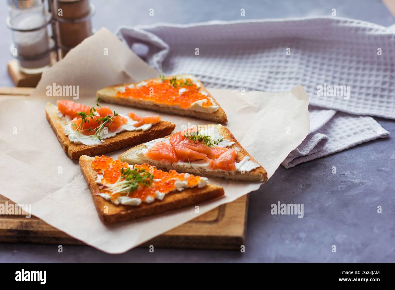 Sandwiches ou tapas de pain caviar rouge et poisson rouge avec micro verts, fruits de mer délicieux Banque D'Images