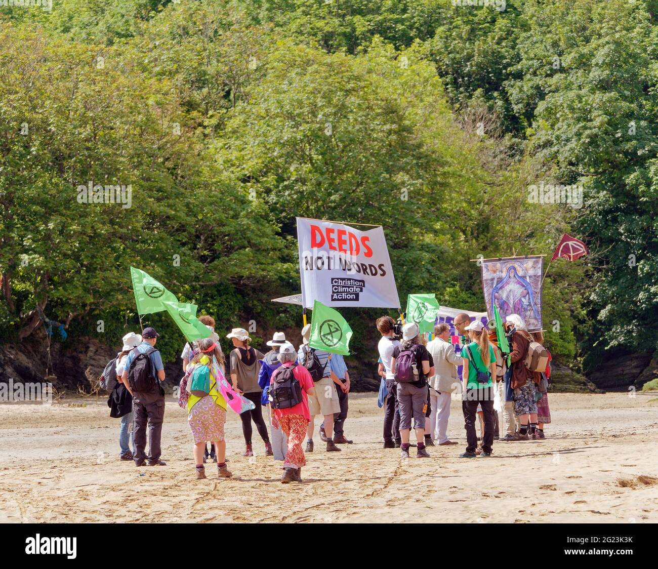 Newquay UK, Gannel River, Christian Climate action Group débute un pèlerinage de quatre jours à pied à la conférence du G7 de la baie Carbis pour protester contre le changement climatique. En partant de Newquay, ils traversent la rivière Gannel vers Crantock. La police du G7 intervient et conseille les marcheurs. Camping sur le chemin ils suivront les anciennes routes de pèlerinage chrétien . 8 juin 2021. Crédit : Robert Taylor/Alay Live News Banque D'Images