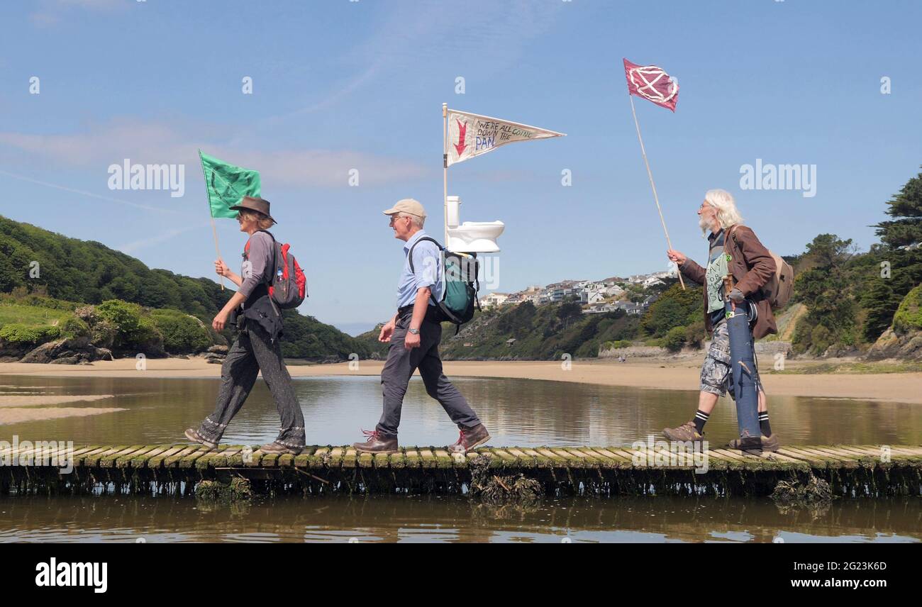 Newquay UK, Gannel River, Christian Climate action Group débute un pèlerinage de quatre jours à pied à la conférence du G7 de la baie Carbis pour protester contre le changement climatique. En partant de Newquay, ils traversent la rivière Gannel vers Crantock. La police du G7 intervient et conseille les marcheurs. Camping sur le chemin ils suivront les anciennes routes de pèlerinage chrétien . 8 juin 2021. Crédit : Robert Taylor/Alay Live News Banque D'Images