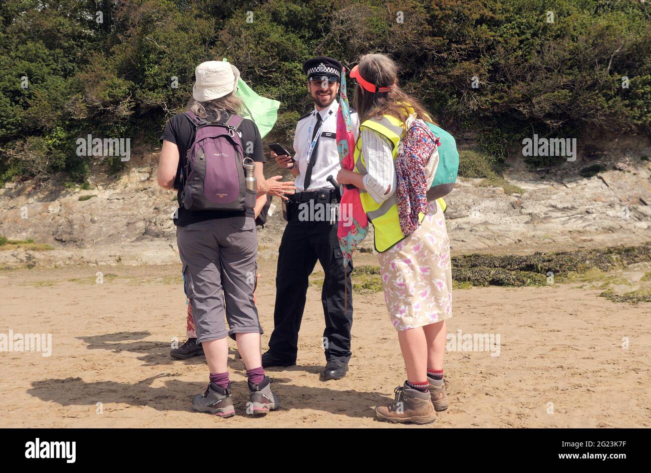 Newquay UK, Gannel River, Christian Climate action Group débute un pèlerinage de quatre jours à pied à la conférence du G7 de la baie Carbis pour protester contre le changement climatique. En partant de Newquay, ils traversent la rivière Gannel vers Crantock. La police du G7 intervient et conseille les marcheurs. Camping sur le chemin ils suivront les anciennes routes de pèlerinage chrétien . 8 juin 2021. Crédit : Robert Taylor/Alay Live News Banque D'Images