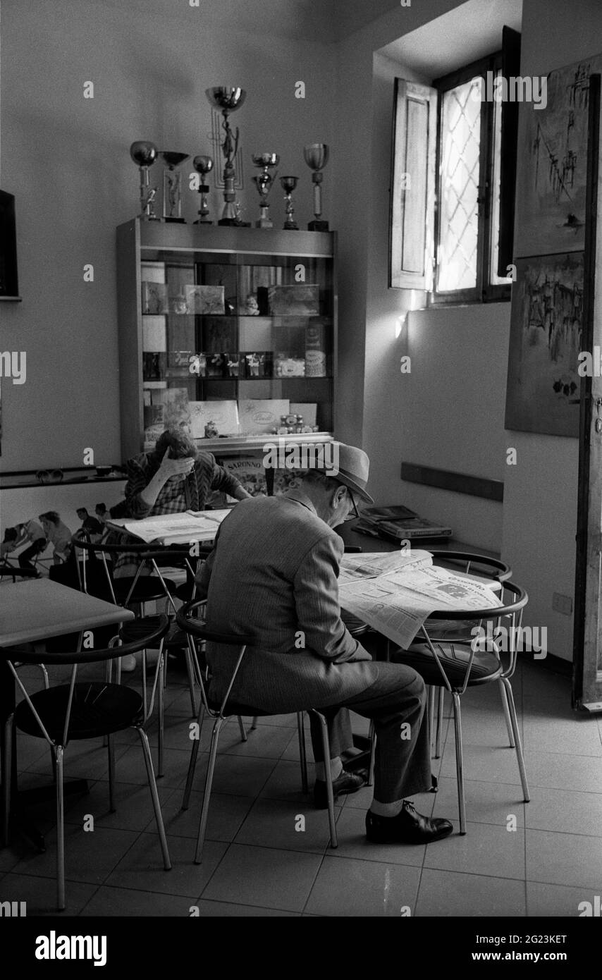 Casole d'Elsa, Toscane, Italie. 1990 bar café typique dans le village toscan de Casole d'Elsa. Banque D'Images