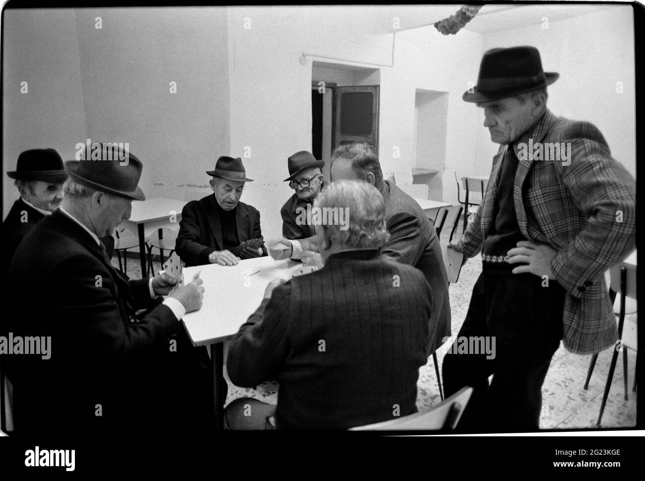 Casole d'Elsa, Toscane, Italie. 1990. Numérisé en 2019 street cafe bar et la vie dans le petit village perché de Casole d'Elsa en Toscane Italie, vieux paysans se réunissent pour jouer aux cartes le soir en arrière-salle de bar local. Banque D'Images