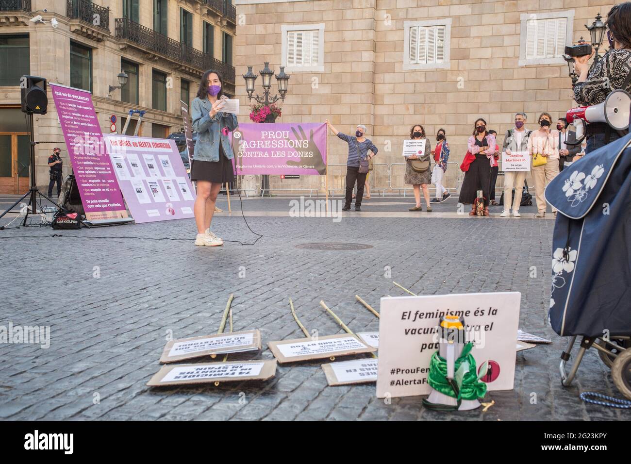 Barcelone, Catalogne, Espagne. 7 juin 2021. Le protster est vu parler en microphone.la plate-forme unitaire contre la violence sexiste de Catalogne a appelé à une manifestation à Barcelone contre des meurtres sexistes. Selon l'entité, il y a eu 10 meurtres sexistes ces dernières semaines en Espagne, avec une moyenne tous les deux jours. Credit: Thiago Prudencio/DAX/ZUMA Wire/Alay Live News Banque D'Images