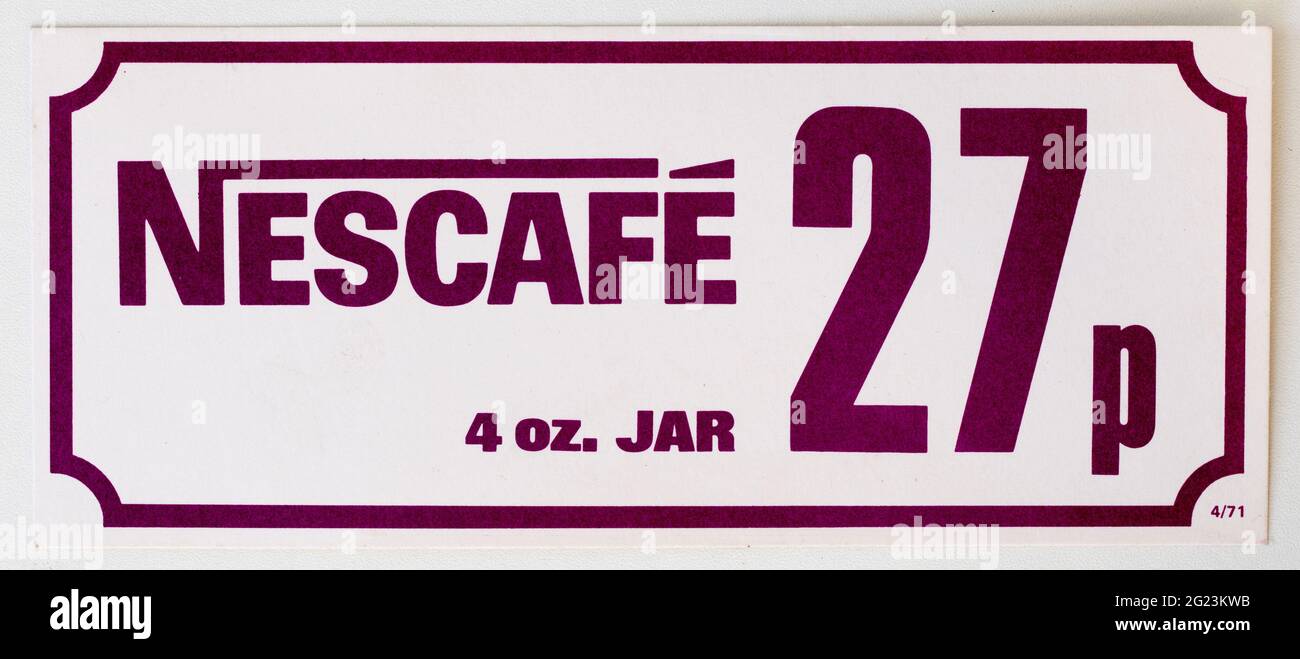 Étiquettes d'affichage de prix publicitaires de magasin des années 1970 - Nescafé Instant Coffee Banque D'Images