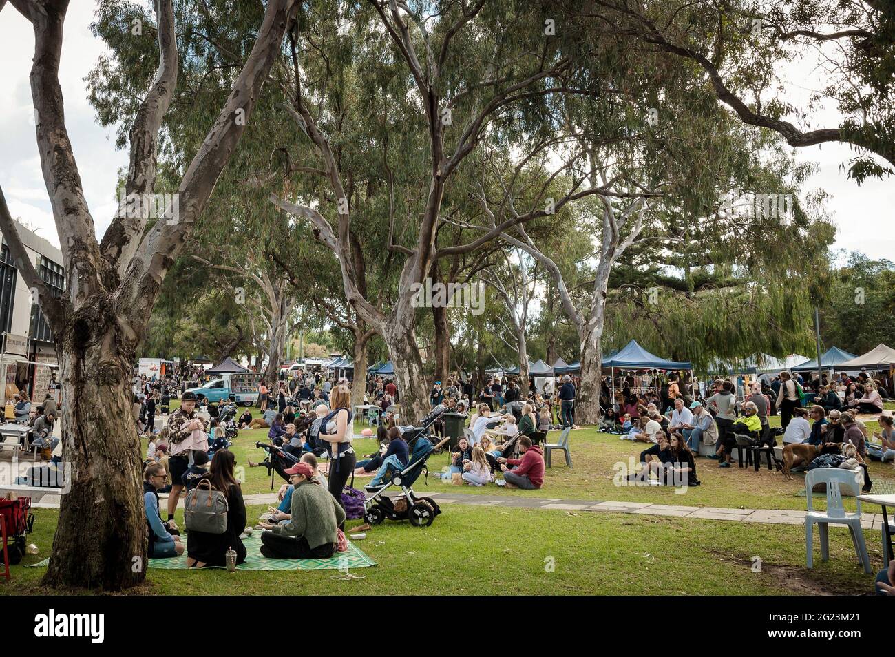 Des clients heureux qui apprécient le marché agricole hebdomadaire du dimanche à Fremantle, en Australie occidentale. Banque D'Images