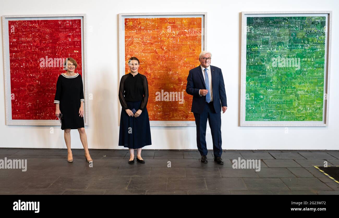 Berlin, Allemagne. 08 juin 2021. Le président fédéral Frank-Walter Steinmeier et sa femme Elke Büdenbender (l) se tiennent à côté de l'artiste espagnole Cristina Lucas à l'ouverture de l'exposition « la diversité unie ». De 09.06.2021 à 19.09.2021, les œuvres d'environ 90 artistes de 34 pays européens peuvent être vues dans l'exposition de la Fondation pour l'Art et la Culture à Hangar 2 à l'ancien aéroport de Tempelhof. Credit: Bernd von Jutrczenka/dpa/Alamy Live News Banque D'Images