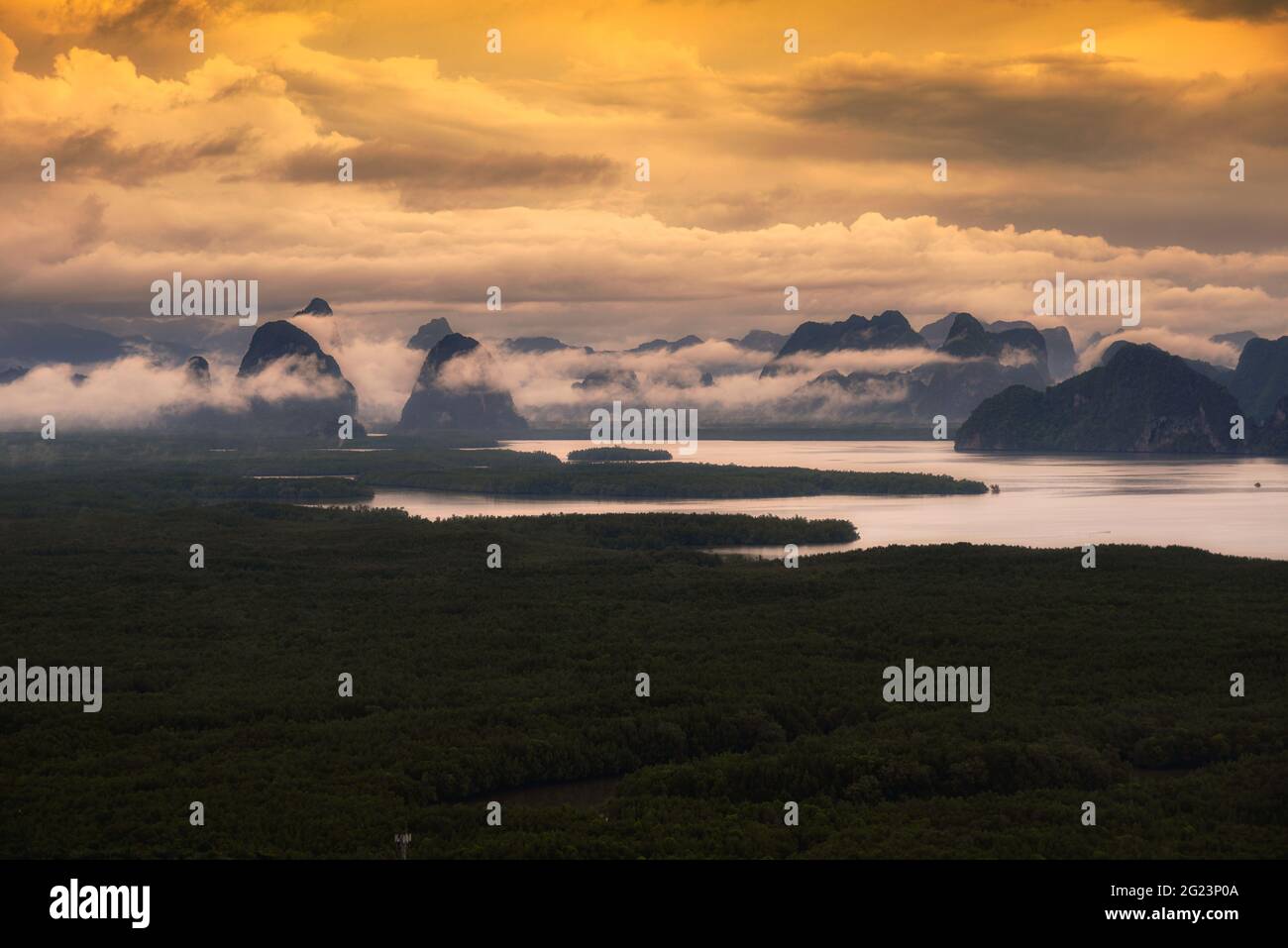 Le magnifique paysage de Sametnangshe au lever du soleil avec brouillard sur les montagnes dans la province de Phang Nga, en Thaïlande. Banque D'Images