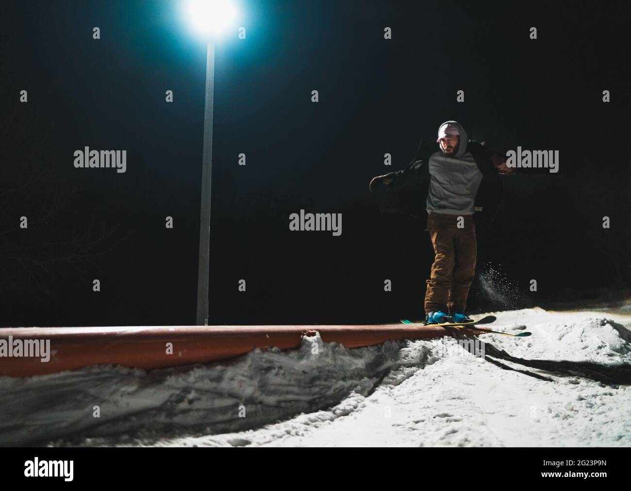 Skieur freestyle sur le train de cascades la nuit Banque D'Images