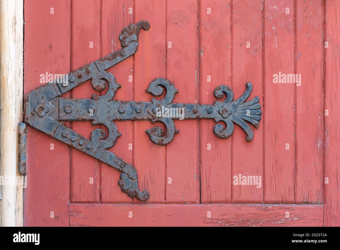 Charnière métallique. Architecture de la porte coloniale de l'église Saint Andrew, rue Jarvis, Toronto, Canada. Banque D'Images