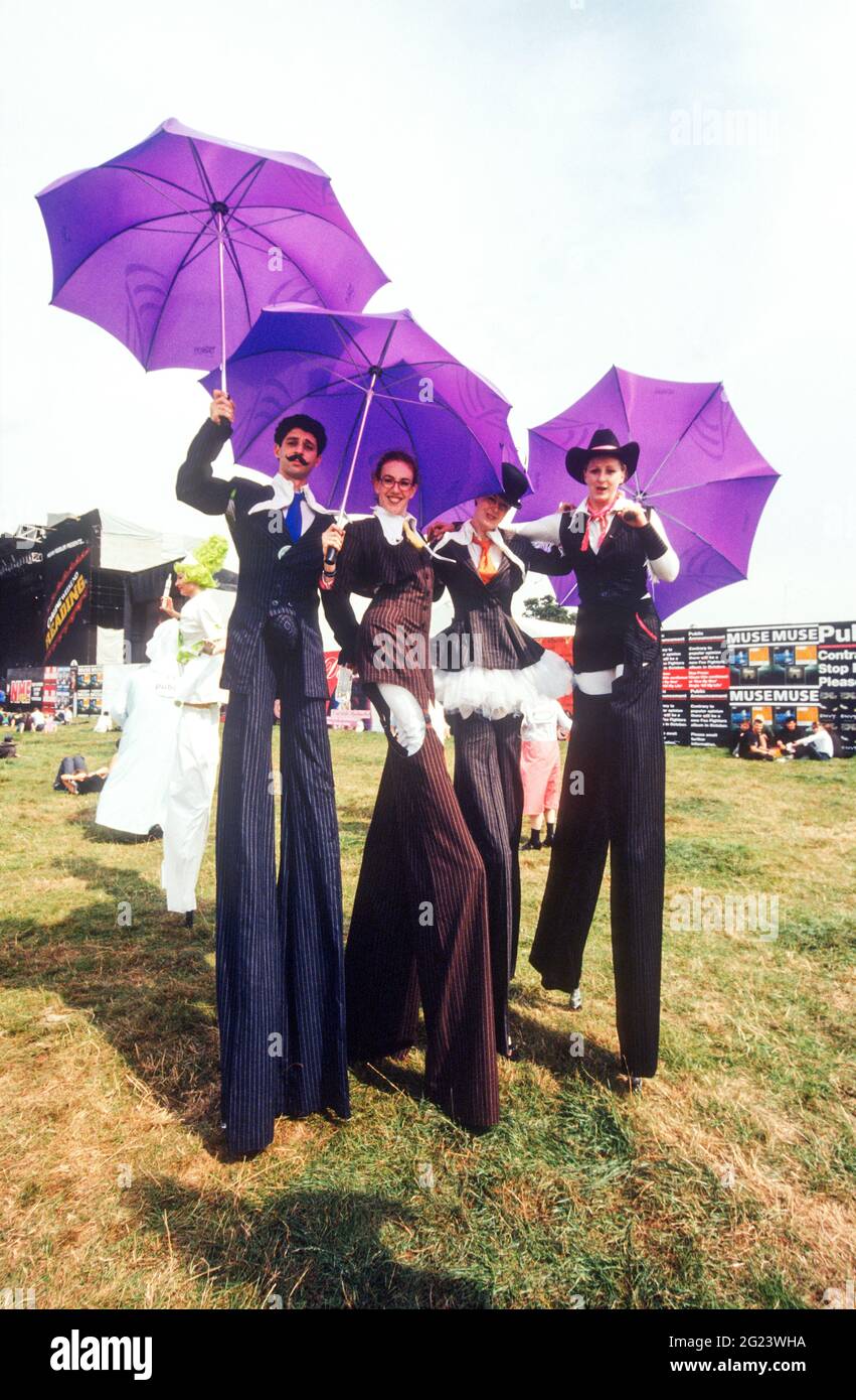 Marcheurs de pilotis au Reading Festival 2002 Banque D'Images