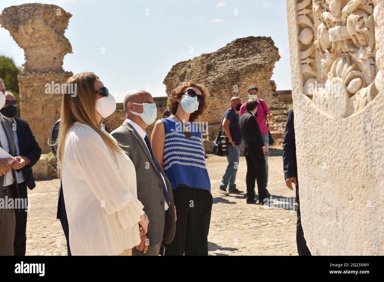 Tunis, Tunisie. 08 juin 2021. Le Directeur général de l'UNESCO, Audrey Azoulay (R), visite le site archéologique de Carthage dans la capitale Tunis.le Directeur général de l'UNESCO, Audrey Azoulay, visite du site archéologique de Carthage, accompagné de Habib Ammar, Ministre tunisien du Tourisme et Ministre par intérim des Affaires culturelles et de l'Ambassadeur Ghazi Gherairi. Crédit : SOPA Images Limited/Alamy Live News Banque D'Images