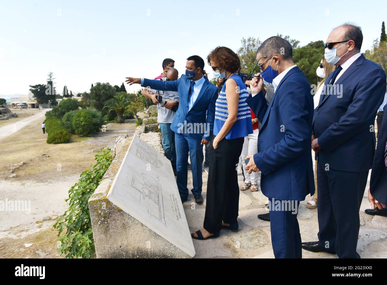 Tunis, Tunisie. 08 juin 2021. Le Directeur général de l'UNESCO, Audrey Azoulay (C), visite le site archéologique de Carthage dans la capitale Tunis. Le Directeur général de l'UNESCO, Audrey Azoulay, visite du site archéologique de Carthage en compagnie de Habib Ammar, Ministre tunisien du Tourisme et Ministre par intérim des Affaires culturelles, et de l'Ambassadeur Ghazi Gherairi. Crédit : SOPA Images Limited/Alamy Live News Banque D'Images