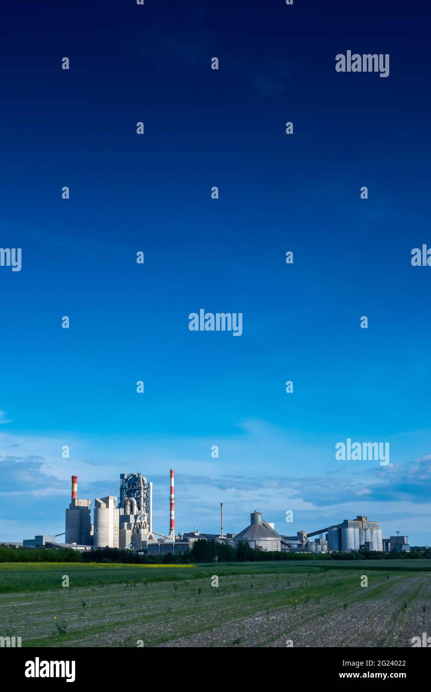 Cimenterie sur le fond du ciel bleu. Installations industrielles bien visibles. Des conditions d'éclairage parfaites et naturelles Banque D'Images